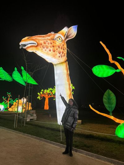 Inés sonríe y señala una hilera de réplicas iluminadas de animales y plantas del zoo, está oscuro