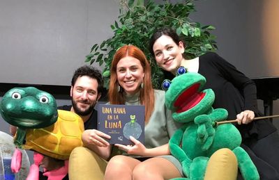 Fotografía desde la presentación del libro, junto a Irene Soler, el libro y una rana de peluche